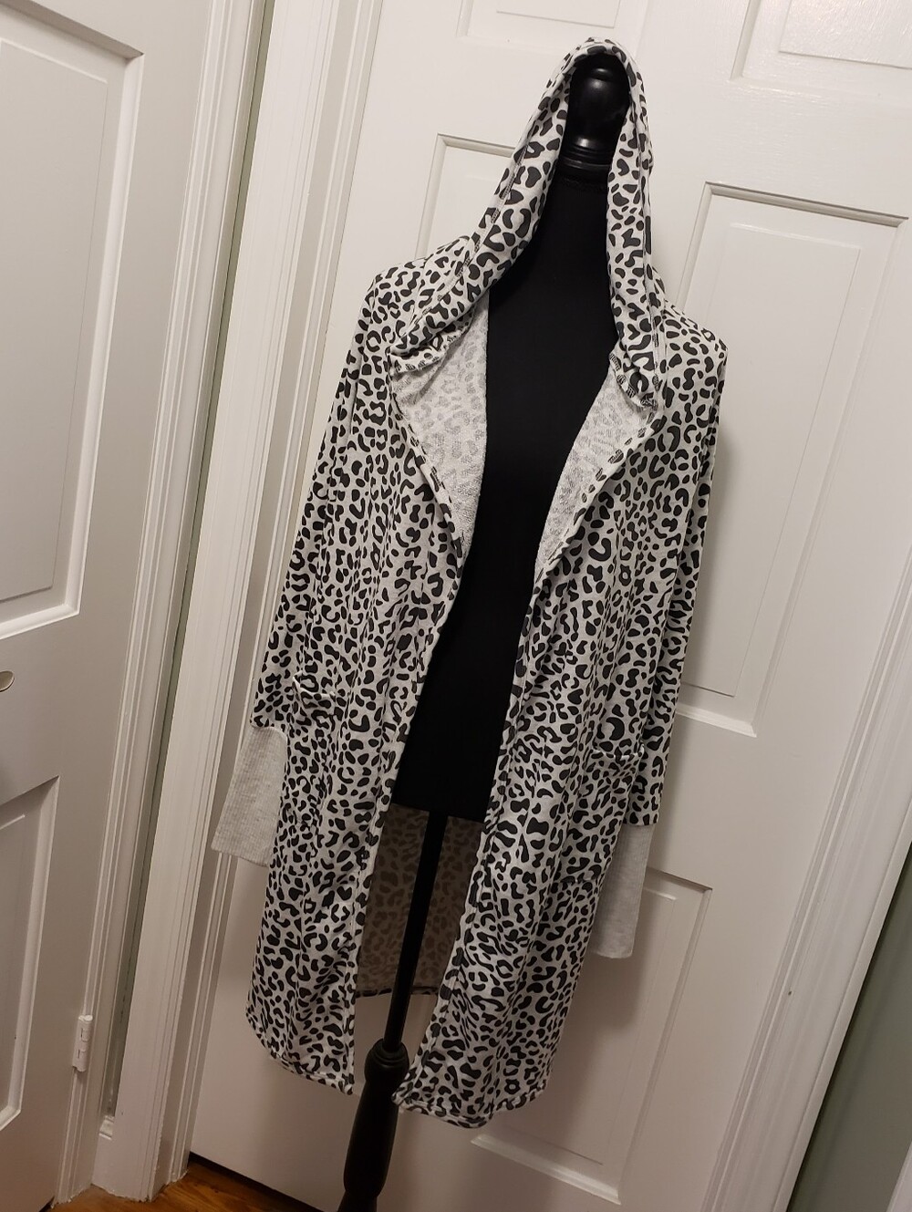 NWT Theo & Spence Yummy Leopard Print Brushed Knit Open Front Pocket Duster Med.